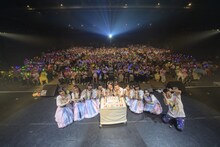 客席をバックに記念撮影する高嶺のなでしこ。