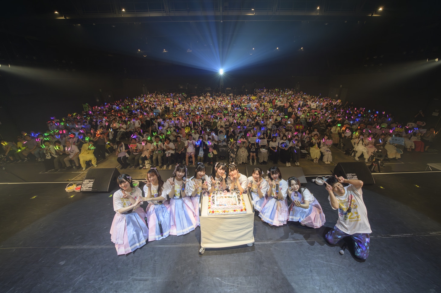 客席をバックに記念撮影する高嶺のなでしこ。