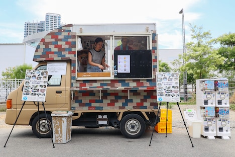 会場外に停車したキッチンカー。