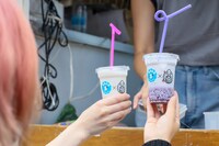 ミルクを購入する観客。