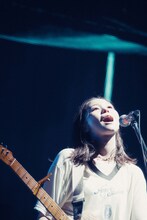 上野羽有音（Vo, G）（撮影：小杉歩）