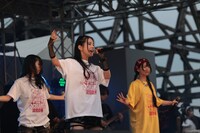 Girls be badのライブの様子。