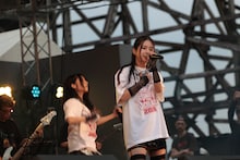 Girls be badのライブの様子。