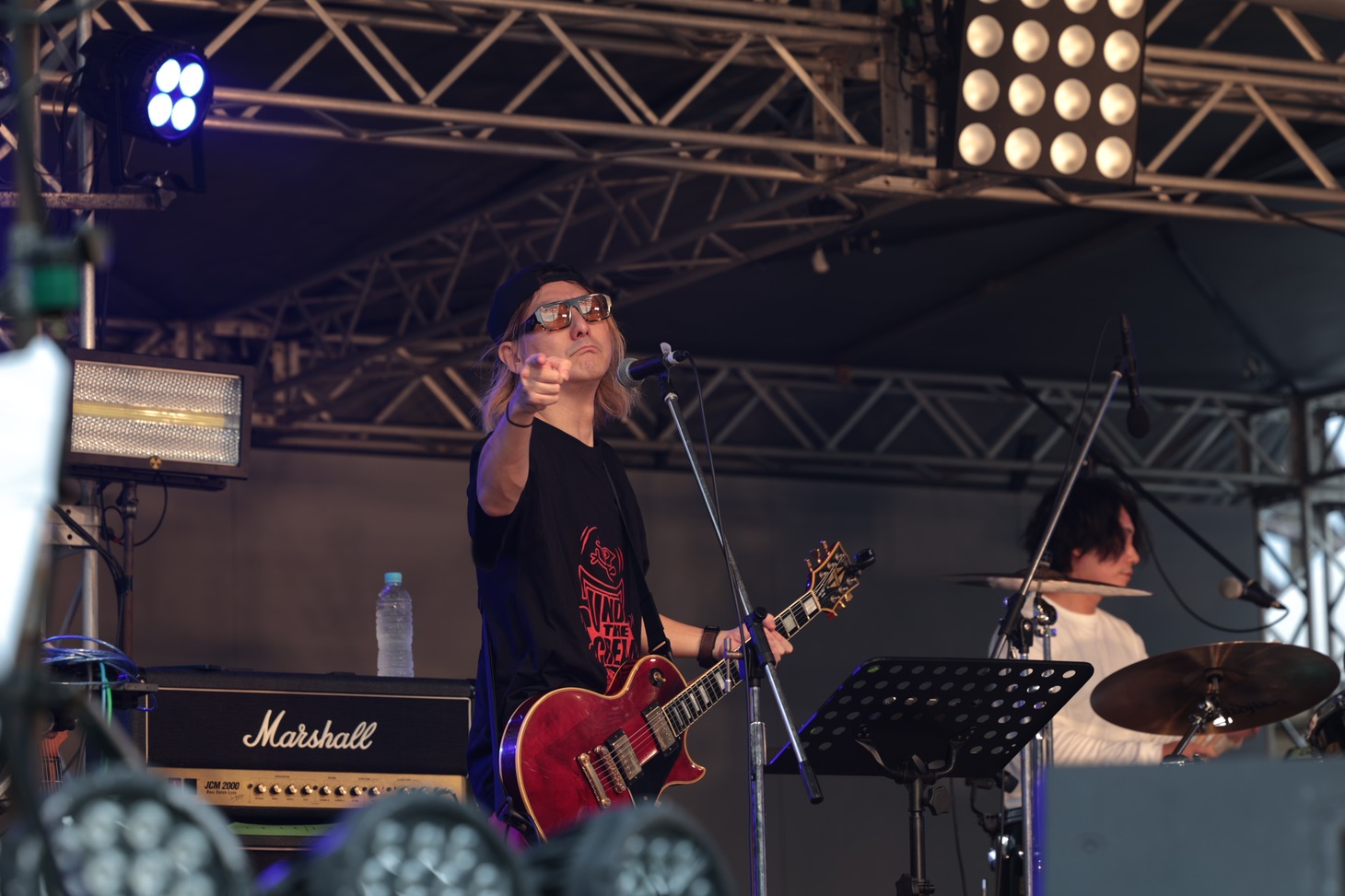 Girls be badのライブの様子。