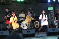 Girls be badのライブの様子。