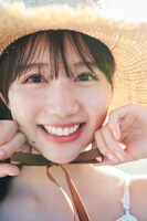 麻丘真央「光の鏡」より。(c)Buzz Wave / WANIBOOKS / Pygmy Company