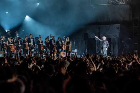 「玉置浩二 LEGENDARY SYMPHONIC CONCERT 2024 “Pastorale”」より。（写真提供：NHK）