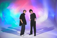 人気画像2位は「BUMP OF CHICKEN全員出演の特番放送、アルバムインタビューとツアー振り返り座談会」より、落合健太郎と藤原基央。