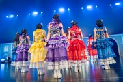 「虹のコンキスタドール 10th Anniversary LIVE ～すべてが虹になるサマーっ！～」大阪公演の様子。