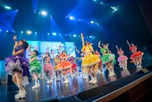 「虹のコンキスタドール 10th Anniversary LIVE ～すべてが虹になるサマーっ！～」大阪公演の様子。