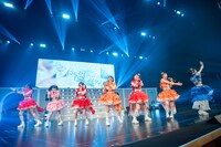 「虹のコンキスタドール 10th Anniversary LIVE ～すべてが虹になるサマーっ！～」大阪公演の様子。