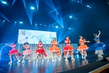 「虹のコンキスタドール 10th Anniversary LIVE ～すべてが虹になるサマーっ！～」大阪公演の様子。
