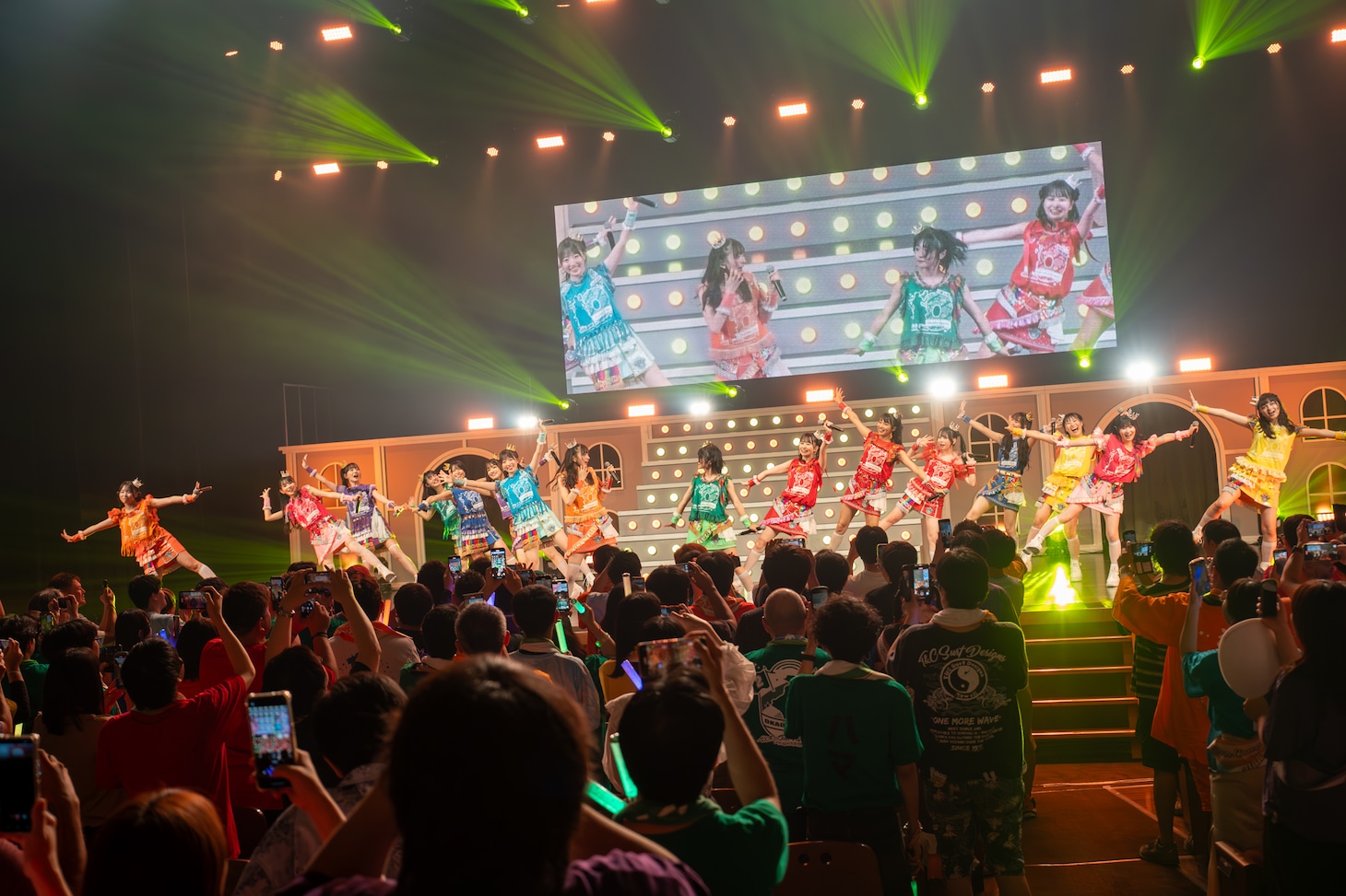 「虹のコンキスタドール 10th Anniversary LIVE ～すべてが虹になるサマーっ！～」大阪公演の様子。