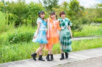 開演前のひとときを楽しむ中山莉子、桜井えま、安本彩花（左から）。