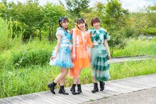 開演前のひとときを楽しむ中山莉子、桜井えま、安本彩花（左から）。