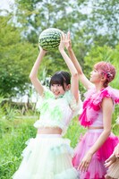 スイカを持ち上げる小久保柚乃（左）。