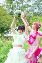 スイカを持ち上げる小久保柚乃（左）。