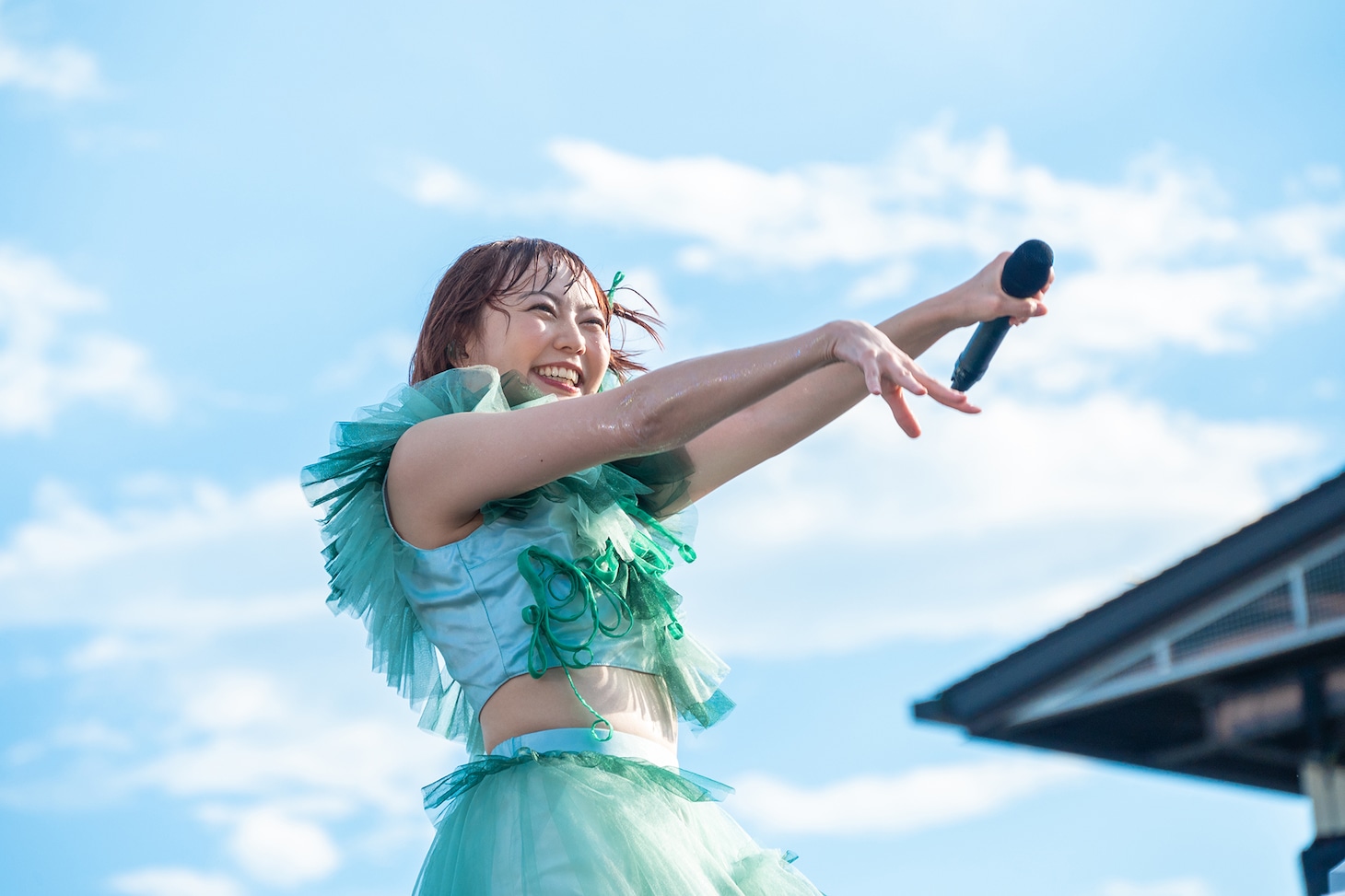 安本彩花