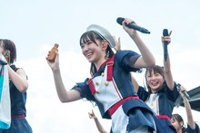 サンオイルをゲットした桜井えま。