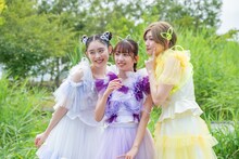 開演前のひとときを楽しむ風見和香、真山りか、小林歌穂（左から）。