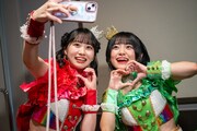 開演前に自撮りする中村朱里（左）と岡田彩夢（右）。
