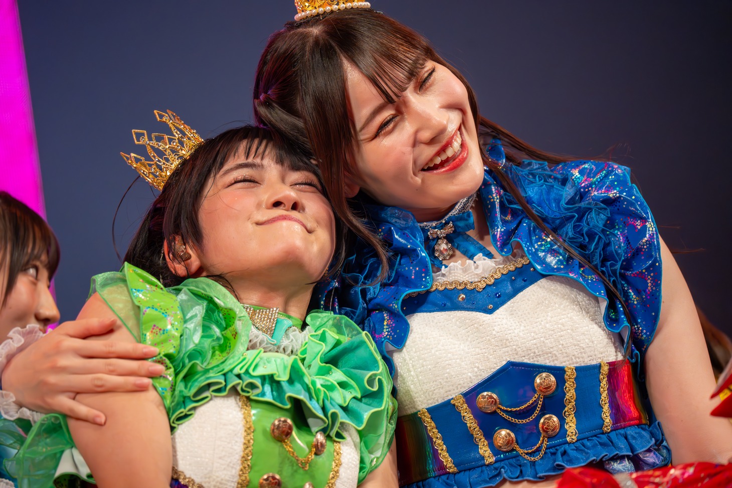 肩を寄せ合う岡田彩夢（左）と桐乃みゆ（右）。