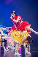 中村朱里（上）と的場華鈴（下）。