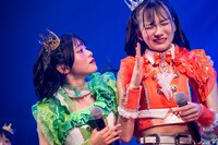 神田ジュナ（右）に詰め寄る岡田彩夢（左）。