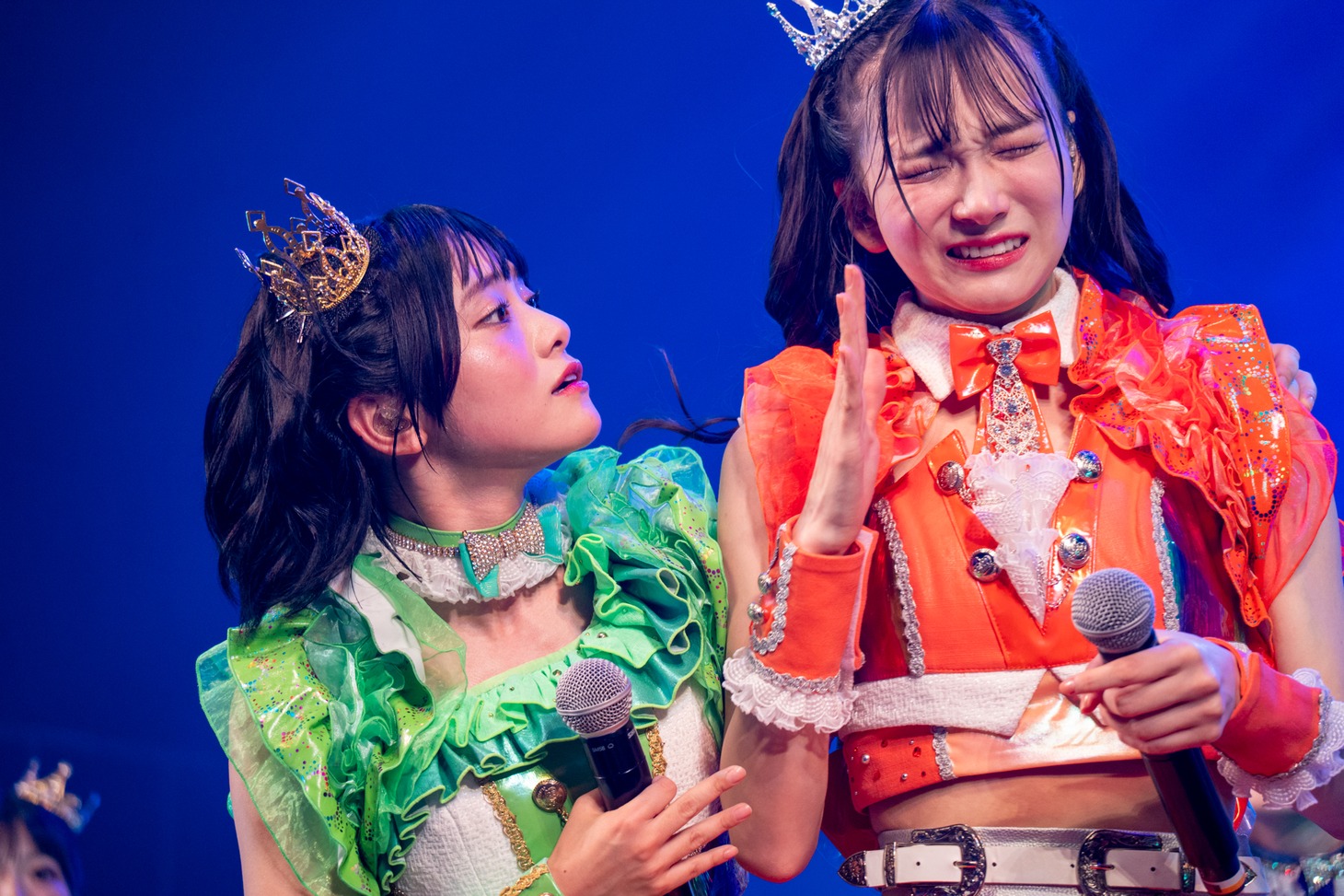 神田ジュナ（右）に詰め寄る岡田彩夢（左）。