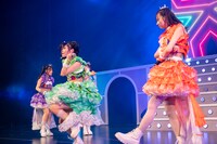踊る岡田彩夢（左）と、その様子を見つめる神田ジュナ（右）。