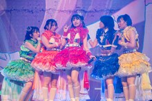 「虹のコンキスタドール 10th Anniversary LIVE ～すべてが虹になるサマーっ！～」大阪公演の様子。