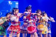 「虹のコンキスタドール 10th Anniversary LIVE ～すべてが虹になるサマーっ！～」大阪公演の様子。