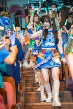 客席通路を移動する虹のコンキスタドール。