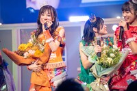 パフォーマンス中に花束を受け取った神田ジュナと岡田彩夢。