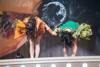 客席に向かってお辞儀する神田ジュナ、岡田彩夢。