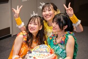 神田ジュナ（左）、岡田彩夢（右）と記念撮影する的場華鈴（後）。