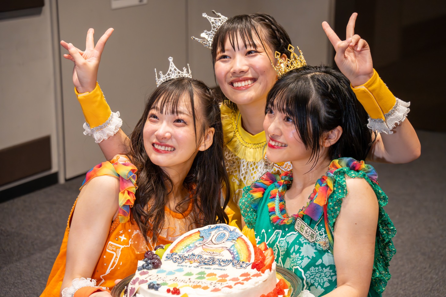 神田ジュナ（左）、岡田彩夢（右）と記念撮影する的場華鈴（後）。