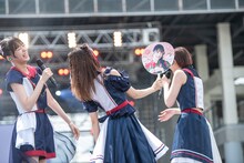 自己紹介する桜木心菜の代役（右）。