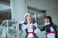 「ファミえん」名物、業務用冷蔵庫で涼を取る風見和香（左）と真山りか（右）。