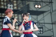 小久保柚乃（右）のヘソを探る星名美怜（左）。