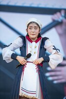 ヘソを隠す風見和香。