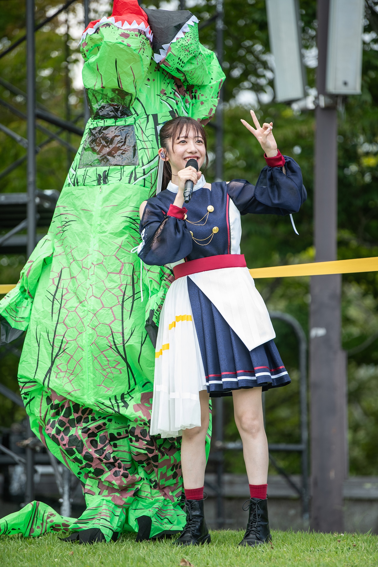リラックスエリアにいた恐竜とツーショットを撮る真山りか。