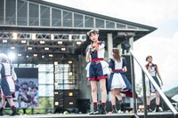 メンバーの周りを飛び回る桜木心菜（トンボ）を捉えようと試みる小久保柚乃。