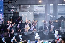 新曲「いろはにODORYANSE」を披露する私立恵比寿中学。