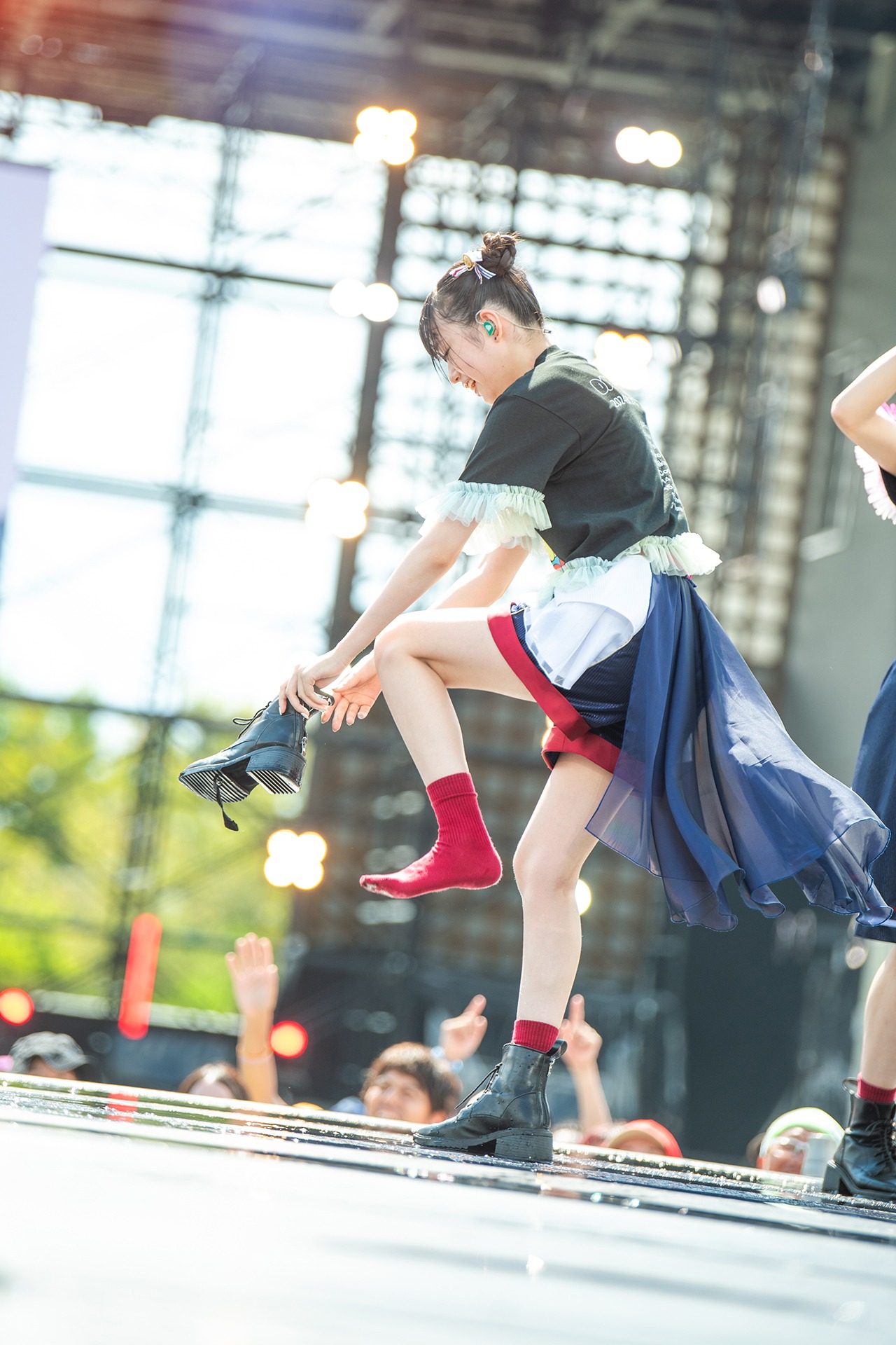 靴に入った小石を取る小久保柚乃。