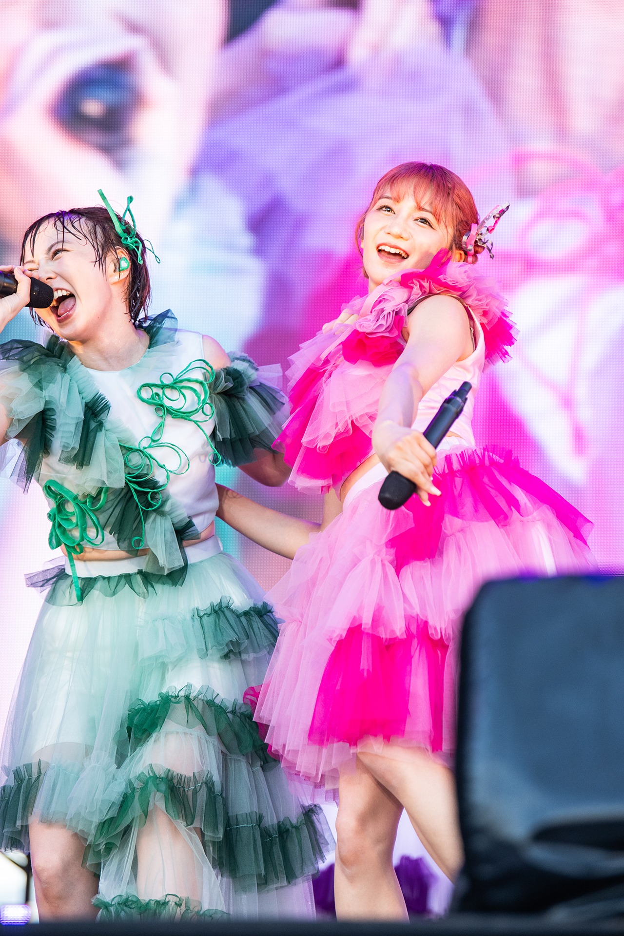 安本彩花（左）と星名美怜（右）。
