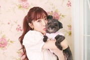「SILENT SIREN すぅ フォトエッセイ この季節が終わる前に」より、愛犬を抱き抱えるすぅ。