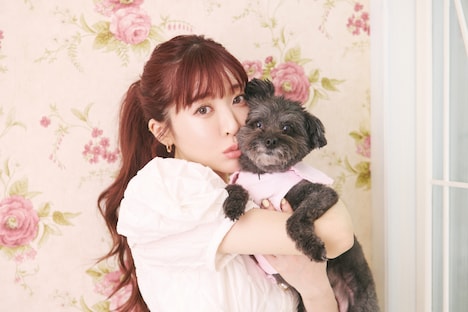 「SILENT SIREN すぅ フォトエッセイ この季節が終わる前に」より、愛犬を抱き抱えるすぅ。