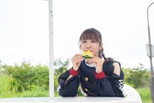 本番前、黄色いスイカを味わう真山りか。