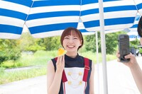 本番前、黄色いスイカを手に記念撮影する安本彩花。